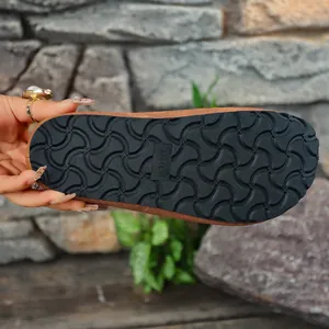 Primo piano della suola in gomma antiscivolo di sandali tipo Birkenstock marroni