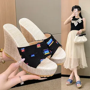 Sandales Compensées Brodées pour Femmes à Plateforme en Toile Florale Bout Ouvert Pantoufles à Talons Hauts Mules de Plage Été