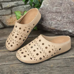 Dettaglio macro di sabot beige traforati con motivi geometrici traspiranti aperti