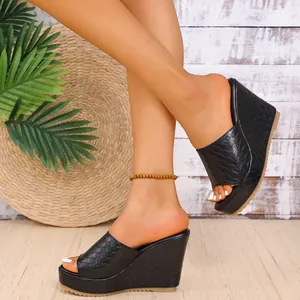 Hoge resolutie detail van zwarte sleehak sandalen met vlechtpatroon voor de zomer.