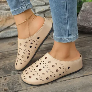 Dettaglio di sabot beige con motivi geometrici traforati al laser su legno.