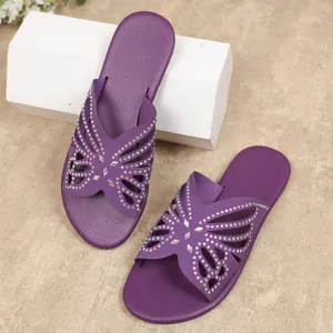 Vista dettagliata dei sandali viola con strass a farfalla per abbigliamento estivo.
