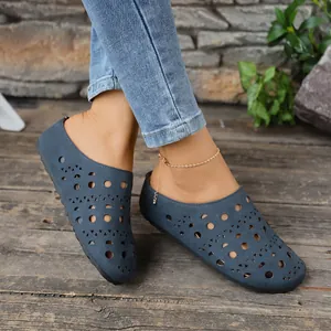 Scarpe piatte blu traforate con intricati motivi geometrici tagliati al laser