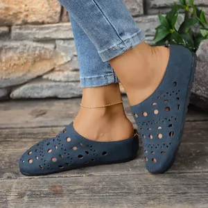 Pantofole blu da donna con motivo traforato e punta chiusa, suola piatta estiva.