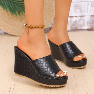 Stijlvolle zwarte sleehak sandalen van PU-leer met een comfortabele plateauzool voor