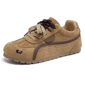 Vista dettagliata di sneaker in camoscio marrone stile GAT con ricamo mela carino