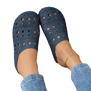 Zoccoli blu traforati con suola spessa per donna per un abbigliamento estivo chic