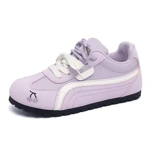 Elegante sneaker da donna color lavanda con striscia bianca e dettaglio ciliegia ricamata