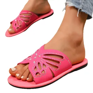 Eleganti ciabatte basse rosa da donna con design a farfalla in strass su sfondo bianco