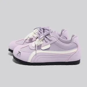 Vista laterale dettagliata di sneaker GAT casual viola stile coreano con logo ciliegia