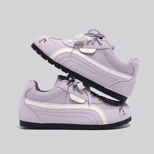 Vista dettagliata scarpe da ginnastica tedesche viola con ricamo a ciliegia carino