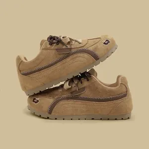 Vista dettagliata delle sneakers GAT in pelle scamosciata marrone con logo mela ricamato