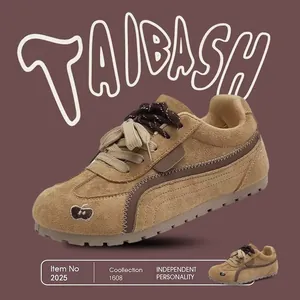 Eleganti sneaker in pelle scamosciata marrone stile coreano con dettaglio mela ricamata.