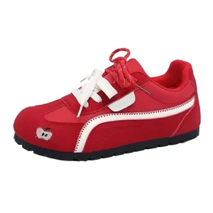 Sneakers rosse German Army Trainer da donna con striscia bianca e ricamo mela