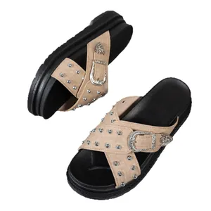 Elegantes sandalias beige de plataforma con tiras cruzadas, tachuelas y hebillas