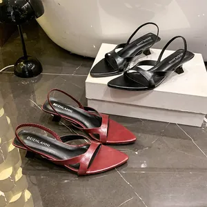 Sandales élégantes à petits talons et bout pointu en noir et rouge vin.