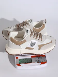 Detailansicht des geringen Gewichts von 0,550 kg dieser Mesh-Sneaker für Damen.
