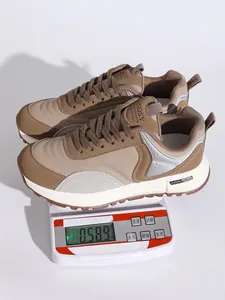 Nahaufnahme der leichten Damen Mesh-Sneaker auf einer Digitalwaage mit 0,589 kg Gewicht