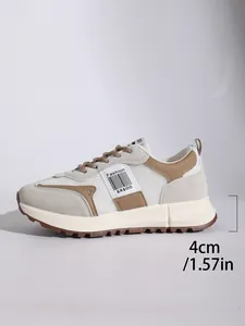Detailansicht beige Mesh-Sneaker mit der Messung der 4 cm dicken Plateausohle.