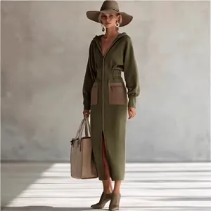 Elegantes olivgrünes Kapuzen-Maxikleid mit Reißverschluss und Taillierung.
