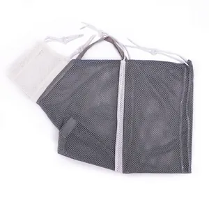 Vista detallada del material de malla transpirable y el cordón de la bolsa de aseo