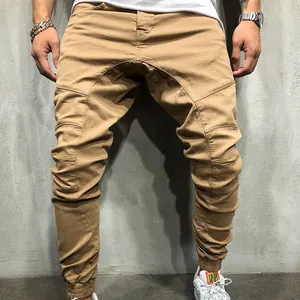Detalle de pantalones cargo caqui para hombre con ajuste ceñido y tejido texturizado.