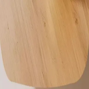 Detailaufnahme der glatten natürlichen Holzmaserung eines modernen Katzen-Stehaufmännchens.