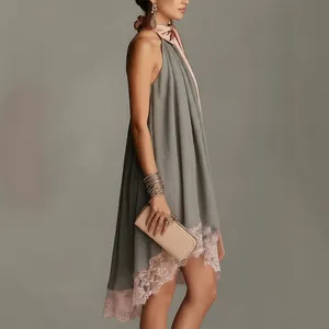 Elegante abito a pieghe grigio con bordo in pizzo rosa e sciarpa di seta coordinata