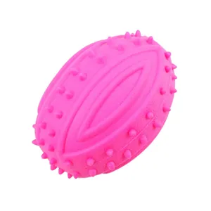 Primo piano di un giocattolo a forma di football in TPR rosa con punte per pulire i denti