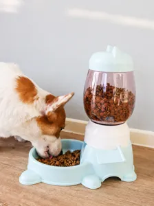 Vue détaillée d'un chien mangeant dans un distributeur automatique de 1,8 L pour animaux