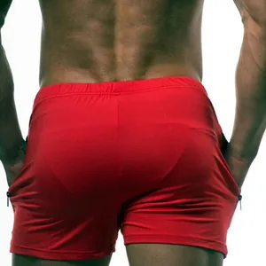 Detalle de la vista trasera de pantalones cortos deportivos rojos para hombre