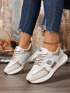 Stylische klobige Mesh-Sneaker mit Khaki- und Graupatchwork, getragen am Fuß gezeigt