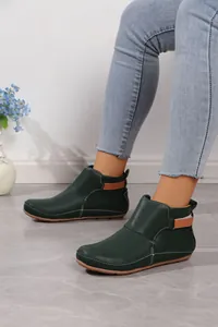 Detaillierte Ansicht der dunkelgrünen Damen-Kunstleder-Stiefeletten mit weißen Ziernähten