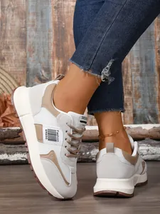 Nahaufnahme der weißen und beigen Damen-Plateau-Sneaker mit Mesh-Einsätzen.