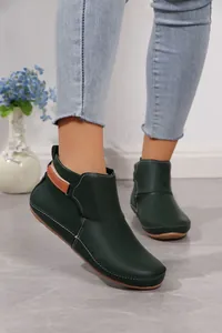 Detaillierte Ansicht von dunkelgrünen flachen Stiefeletten mit Klettverschluss-Riemen