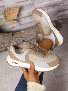 Nahaufnahme von Damen-Plateau-Sneakern in Beige und Khaki mit Color-Blocking