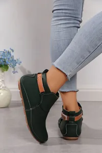 Detailansicht dunkelgrüne flache Stiefeletten mit braunem Riemen und Kontrastnähten