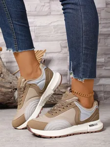 Nahaufnahme der modischen Damen-Sneaker mit Plateausohle und Farbmuster-Design