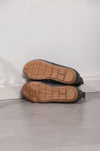 Rutschfeste Gummisohle im Detail für bequeme flache Damen-Slipper Freizeitschuhe.