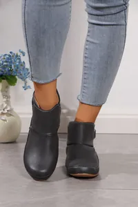 Schwarze flache Damenstiefeletten aus Leder mit feinen weißen Ziernähten für den Alltag