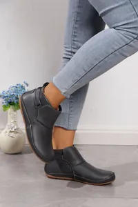 Bequeme flache Kurzstiefel für Damen mit Kontrastnähten und Klettverschluss