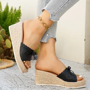 Sandali con zeppa neri con trafori floreali e dettaglio fiocco
