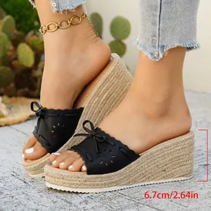 Dettaglio sandali con zeppa neri con fiocco, altezza tacco 6,7 cm