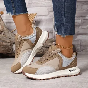 Modische Damen Mesh-Sneaker im Colorblock-Design mit dicker Sohle und Schnürung.