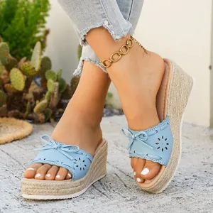 Eleganti ciabatte con zeppa azzurre con fiocco e dettagli traforati a motivo floreale