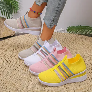 Atmungsaktive Fly-Knit-Keilsneaker für Damen in verschiedenen leuchtenden Sommerfarben