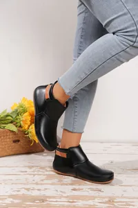 Schwarze flache Stiefeletten für Damen mit braunem Klettverschluss für die Freizeit.