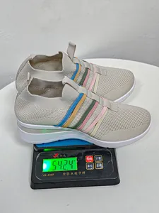 Detailansicht beige Mesh-Plateau-Sneaker, die genau 542,4 Gramm auf einer Digitalwaage wiegen.