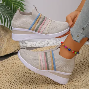 Detailansicht der atmungsaktiven Fly-Knit-Keilsneaker mit bunten Regenbogenstreifen für Damen.