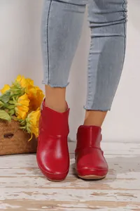 Nahaufnahme der roten flachen Lackleder-Stiefeletten an den Modellfüßen